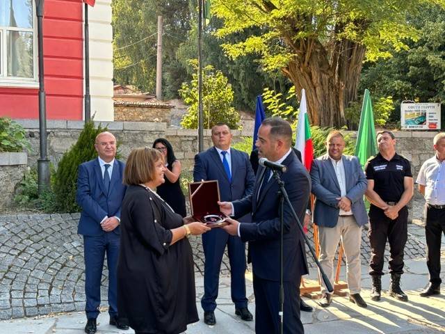  Калин Стоянов и кметицата на Копривщица Мария Тороманова 